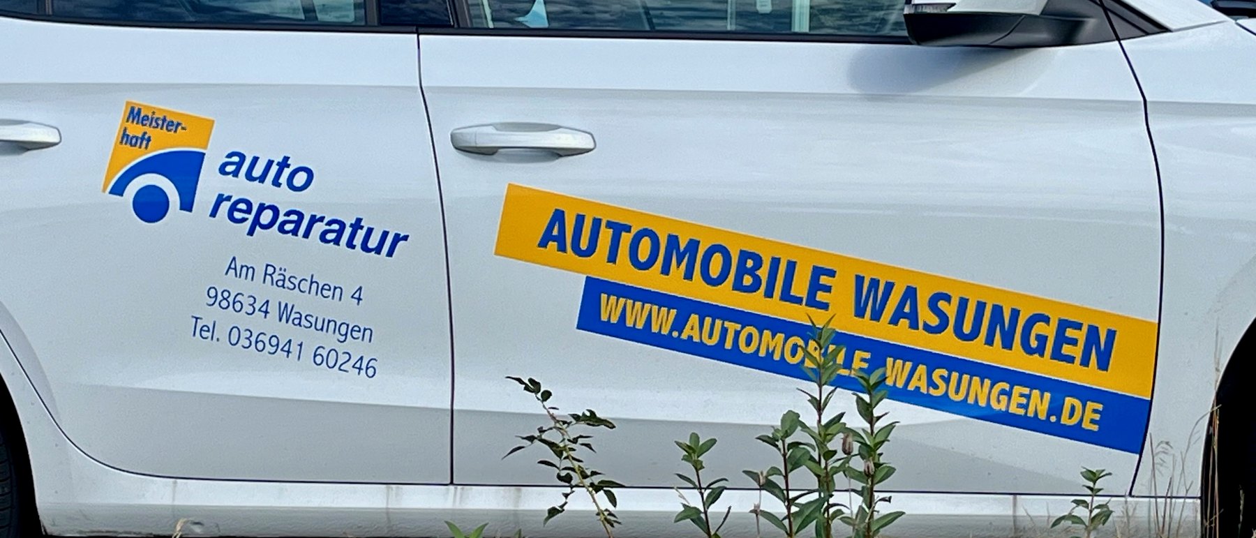Fahrzeug mit der Beschriftung von Automobile Wasungen