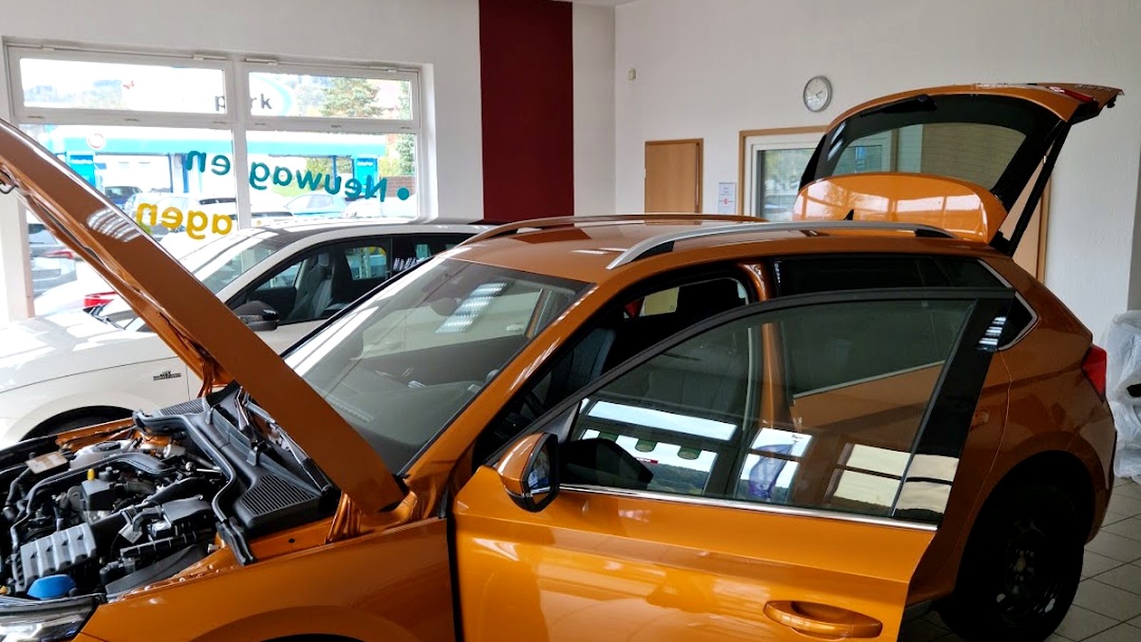 Neuwagen im Verkaufsraum von SSW Automobile