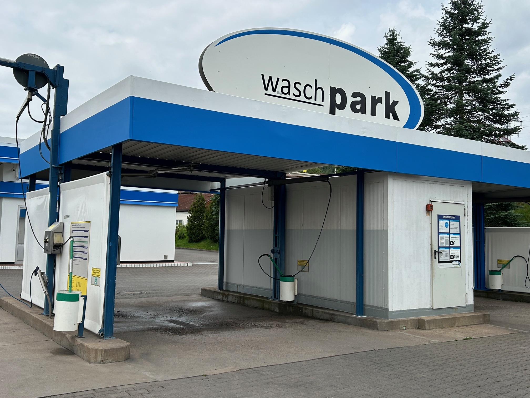 SB-Waschpark mit drei Plätzen